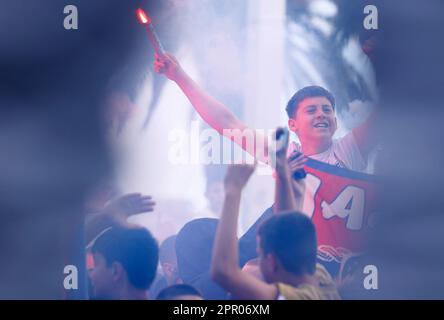 Split, Kroatien. 25. April 2023. Fans von Hajduk Split nehmen am 25. April 2023 an der Promenade in Split, Kroatien, Teil, die einen Tag nach dem Finale der UEFA Youth League zwischen AZ Alkmaar und Hajduk Split stattfindet. Foto: Milan Sabic/PIXSELL Guthaben: Pixsell/Alamy Live News Stockfoto