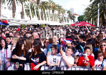 Split, Kroatien. 25. April 2023. Fans von Hajduk Split nehmen am 25. April 2023 an der Promenade in Split, Kroatien, Teil, die einen Tag nach dem Finale der UEFA Youth League zwischen AZ Alkmaar und Hajduk Split stattfindet. Foto: Milan Sabic/PIXSELL Guthaben: Pixsell/Alamy Live News Stockfoto