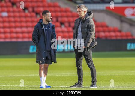 Barnsley, Großbritannien. 25. April 2023. Conor Chaplin #10 von Ipswich Town spricht mit Kieran McKenna Manager von Ipswich Town während des Sky Bet League 1-Spiels Barnsley vs Ipswich Town in Oakwell, Barnsley, Großbritannien, 25. April 2023 (Foto von Alfie Cosgrove/News Images) in Barnsley, Großbritannien, am 4./25. April 2023. (Foto: Alfie Cosgrove/News Images/Sipa USA) Kredit: SIPA USA/Alamy Live News Stockfoto