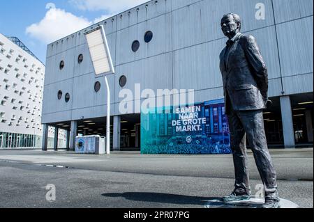 GRONINGEN - Statue Martin Koeman beim niederländischen Eredivisie-Spiel zwischen dem FC Groningen und NEC im Stadion Euroborg am 25. April 2023 in Groningen, Niederlande. Das Spiel in der Eredivisie zwischen dem FC Groningen und NEC, das am Samstag nach 18 Minuten beendet wurde, wird ab 3 Uhr gespielt Das passiert ohne Publikum in Groningen. Das Spiel wurde gestoppt, nachdem der Linienmann von einem Plastikbecher getroffen wurde, der aus dem Publikum geworfen wurde. ANP COR LASKER Stockfoto