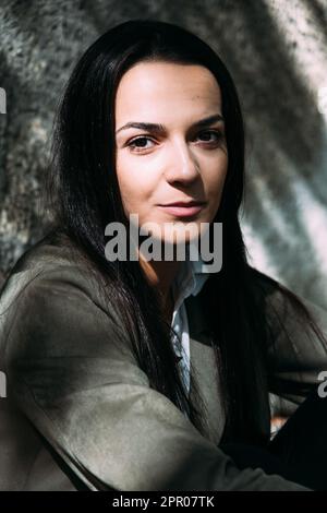 Porträt einer Frau mit Schatten Stockfoto