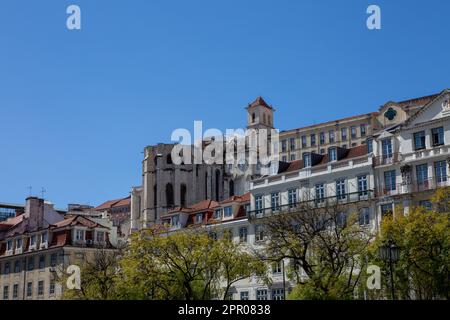 Lissabon, Portugal. 05. April 2023. Häuser und der hintere Teil der Carmo-Klosterkirche am 'Prada Dom Pedro IV', auch bekannt als Rossio, im Viertel Baixa. Kredit: Viola Lopes/dpa/Alamy Live News Stockfoto