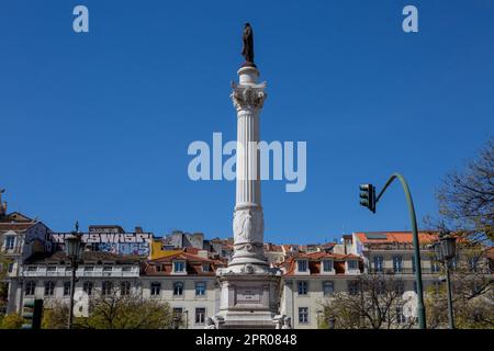 Lissabon, Portugal. 05. April 2023. Eine Statue von König Pedro IV. Steht auf dem Platz „Pracala Dom Pedro IV“, auch bekannt als Rossio, im Viertel Baixa. Auf der Statue befindet sich eine Tafel mit der Aufschrift „Nascido aos 12 de outubro de 1798“ (Deutsch: „Geboren am 12. Oktober 1798“). Kredit: Viola Lopes/dpa/Alamy Live News Stockfoto