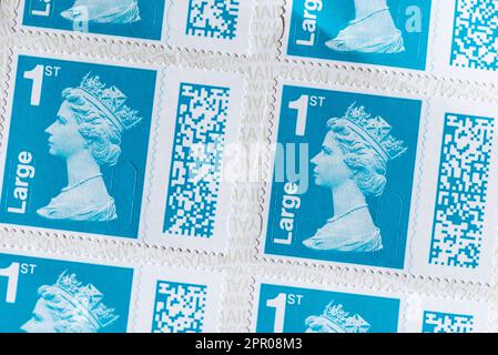 Nahaufnahme von Royalmail First Class Strichcode-Briefmarken Stockfoto