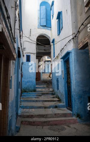 Enge, weiß und blau bemalte Straßen in der Medina von Larache. Stockfoto