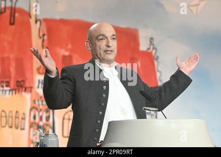 München, Deutschland. 25. April 2023. Der Kabarettkünstler Django Asül spricht im Hofbräuhaus am Maibock Tapping. Kredit: Felix Hörhager/dpa/Alamy Live News Stockfoto