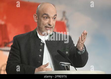 München, Deutschland. 25. April 2023. Der Kabarettkünstler Django Asül spricht im Hofbräuhaus am Maibock Tapping. Kredit: Felix Hörhager/dpa/Alamy Live News Stockfoto