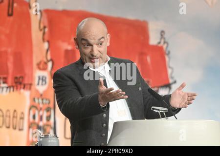 München, Deutschland. 25. April 2023. Der Kabarettkünstler Django Asül spricht im Hofbräuhaus am Maibock Tapping. Kredit: Felix Hörhager/dpa/Alamy Live News Stockfoto