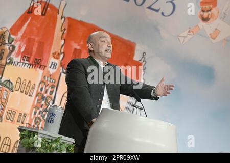 München, Deutschland. 25. April 2023. Der Kabarettkünstler Django Asül spricht im Hofbräuhaus am Maibock Tapping. Kredit: Felix Hörhager/dpa/Alamy Live News Stockfoto