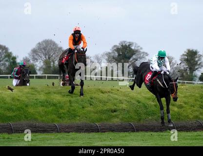 Drei mal zwei Ritten von Tiernan Power Roche (rechts) springt Ruby's Double auf dem Weg zum Kildare Hunt Club Cross Country Verfolgungsjagd für den Ladies Perpetual Cup am ersten Tag des Punchestown Festivals auf der Punchestown Rennbahn in County Kildare, Irland. Foto: Dienstag, 25. April 2023. Stockfoto