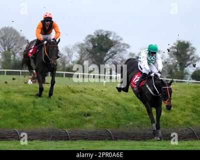 Drei mal zwei Ritten von Tiernan Power Roche (rechts) springt Ruby's Double auf dem Weg zum Kildare Hunt Club Cross Country Verfolgungsjagd für den Ladies Perpetual Cup am ersten Tag des Punchestown Festivals auf der Punchestown Rennbahn in County Kildare, Irland. Foto: Dienstag, 25. April 2023. Stockfoto