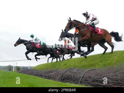 Drei mal zwei Ritten von Tiernan Power Roche (links) springt Ruby's Double auf dem Weg zum Kildare Hunt Club Cross Country Verfolgungsjagd für den Ladies Perpetual Cup am ersten Tag des Punchestown Festivals auf der Punchestown Racecourse in County Kildare, Irland. Foto: Dienstag, 25. April 2023. Stockfoto