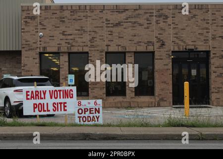 San Antonio, USA. 25. April 2023. Am 25. April 2023 wurde in der Johnston Branch Library in San Antonio, Texas, USA, ein Schild für die Wahlumfrage ausgestellt. Frühzeitige Wahlen für Mays Municipal und Proposition A-Wahlen finden von April 24 bis Mai 2 statt. (Foto: Carlos Kosienski/Sipa USA) Guthaben: SIPA USA/Alamy Live News Stockfoto