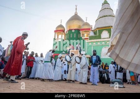 Drummer bei einer Derwisch-Zeremonie, Hamed al-Nil-Grab, Omdurman, Khartum, Sudan Stockfoto