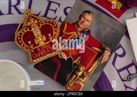 London, Großbritannien. 25. April 2023 Der königliche Superfan John Loughrey posiert vor der Krönung seiner Majestät am 6. Mai mit einigen seiner Erinnerungsstücke von König Karl III. John wurde von seiner Mutter inspiriert und ist seit seiner Kindheit ein königlicher Unterstützer und hat über viele Jahrzehnte eine große Sammlung von Erinnerungsstücken der britischen Königsfamilie gesammelt. Foto: Amanda Rose/Alamy Live News Stockfoto