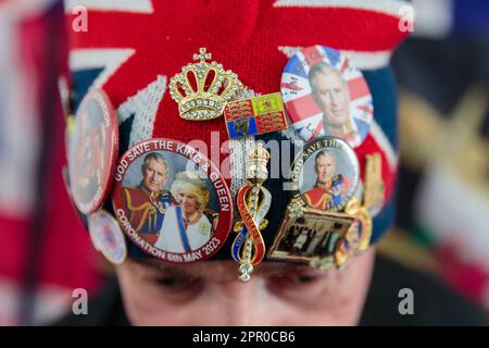 London, Großbritannien. 25. April 2023 Der königliche Superfan John Loughrey posiert vor der Krönung seiner Majestät am 6. Mai mit einigen seiner Erinnerungsstücke von König Karl III. John wurde von seiner Mutter inspiriert und ist seit seiner Kindheit ein königlicher Unterstützer und hat über viele Jahrzehnte eine große Sammlung von Erinnerungsstücken der britischen Königsfamilie gesammelt. Foto: Amanda Rose/Alamy Live News Stockfoto