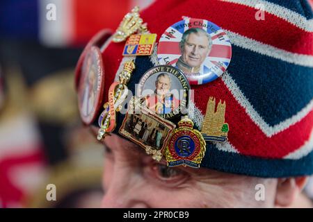 London, Großbritannien. 25. April 2023 Der königliche Superfan John Loughrey posiert vor der Krönung seiner Majestät am 6. Mai mit einigen seiner Erinnerungsstücke von König Karl III. John wurde von seiner Mutter inspiriert und ist seit seiner Kindheit ein königlicher Unterstützer und hat über viele Jahrzehnte eine große Sammlung von Erinnerungsstücken der britischen Königsfamilie gesammelt. Foto: Amanda Rose/Alamy Live News Stockfoto