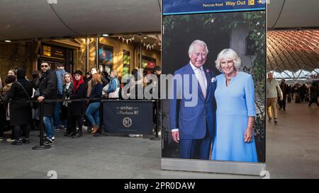 London, Großbritannien. 25. April 2023 Dekorationen im Bahnhof King's Cross vor der Krönung von König Karl III. Am 6. Mai. Kredit: Stephen Chung / Alamy Live News Stockfoto