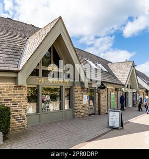 RHS HARLOW CARR GARDENS, HARROGATE, GROSSBRITANNIEN - 25. APRIL 2023. Das Äußere des Betty's Cafe and Tea Rooms im RHS Harlow Carr in Harrogate mit Kopie Stockfoto