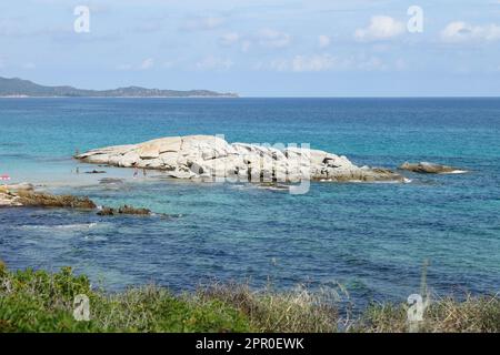 Scoglio di Peppino und Santa Giusta Beach in Sardinien, Italien Stockfoto