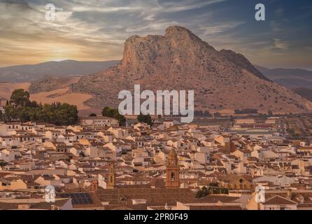 ANTEQUERA, ANDALUSIEN, SPANIEN, 13. SEPTEMBER 2022: Wunderschöner Panoramablick auf die Stadt Antequera bei Sonnenuntergang. Typische weiße Häuser in warmem Licht. Stockfoto