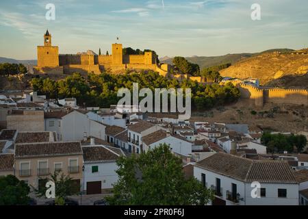 ANTEQUERA, ANDALUSIEN, SPANIEN, 13. SEPTEMBER 2022: Wunderschöner Panoramablick auf die Stadt Antequera bei Sonnenuntergang mit ihrer mittelalterlichen Burg im Hintergrund Stockfoto