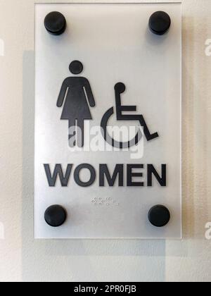 Nahaufnahme eines gläsernen Frauentoilettenschilds mit Blindenschrift Stockfoto