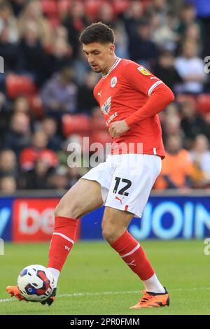 Barnsley, Großbritannien. 25. April 2023. Bobby Thomas #12 von Barnsley mit dem Ball während des Spiels der Sky Bet League 1 Barnsley gegen Ipswich Town in Oakwell, Barnsley, Großbritannien, 25. April 2023 (Foto von Alfie Cosgrove/News Images) in Barnsley, Großbritannien, am 4./25. April 2023. (Foto: Alfie Cosgrove/News Images/Sipa USA) Kredit: SIPA USA/Alamy Live News Stockfoto