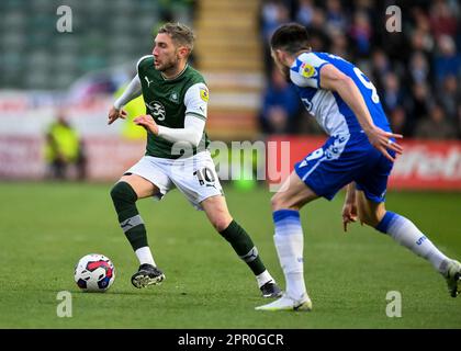 Plymouth, Großbritannien. 25. April 2023. Danny Mayor #10 of Plymouth Argyle attacking during the Sky Bet League 1 match Plymouth Argyle vs Bristol Rovers at Home Park, Plymouth, Großbritannien, 25. April 2023 (Photo by Stan Kasala/News Images) in Plymouth, Großbritannien, 4/25/2023. (Foto: Stan Kasala/News Images/Sipa USA) Guthaben: SIPA USA/Alamy Live News Stockfoto