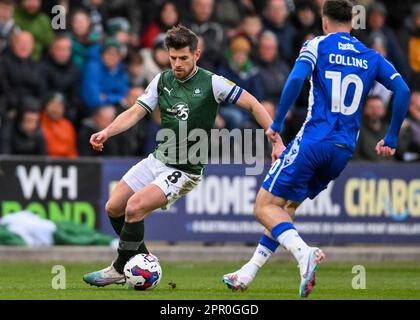 Plymouth, Großbritannien. 25. April 2023. Joe Edwards #8 von Plymouth Argyle in Aktion während des Spiels der Sky Bet League 1 Plymouth Argyle vs Bristol Rovers im Home Park, Plymouth, Großbritannien, 25. April 2023 (Foto von Stan Kasala/News Images) in Plymouth, Großbritannien, am 4./25. April 2023. (Foto: Stan Kasala/News Images/Sipa USA) Guthaben: SIPA USA/Alamy Live News Stockfoto