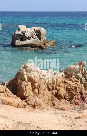 Scoglio di Peppino und Santa Giusta Beach in Sardinien, Italien Stockfoto