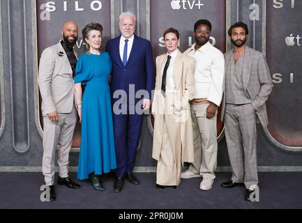 (Von links nach rechts) Common, Harriet Walter, Tim Robbins, Rebecca Ferguson, Chinaza Uche und AVI Nash besuchen die Weltpremiere von Silo im Battersea Power Station in London. Silo-Premiere am Freitag, den 5. Mai auf Apple TV+. Foto: Dienstag, 25. April 2023. Stockfoto