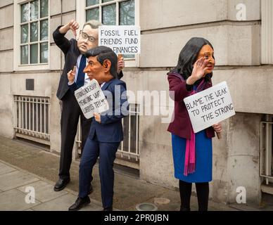 Menschen tragen Rishi Sunak und Suella Braverman Masken beim Rebellion-protestmarsch nach Westminster in London, April 2023. Der Große. Stockfoto