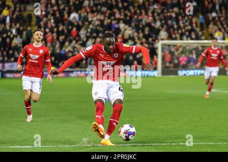 Barnsley, Großbritannien. 25. April 2023. Devante Cole #44 von Barnsley schießt beim Sky Bet League 1-Spiel Barnsley gegen Ipswich Town in Oakwell, Barnsley, Großbritannien, 25. April 2023 (Foto von Mark Cosgrove/News Images) in Barnsley, Großbritannien, am 4./25. April 2023. (Foto: Mark Cosgrove/News Images/Sipa USA) Guthaben: SIPA USA/Alamy Live News Stockfoto