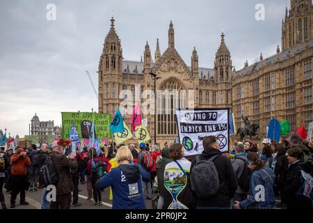 Ausrottung Rebellion Demonstranten marschieren an Westminster vorbei, während eines organisierten Protestwochenendes namens "The Big One", London, April 2023. Stockfoto