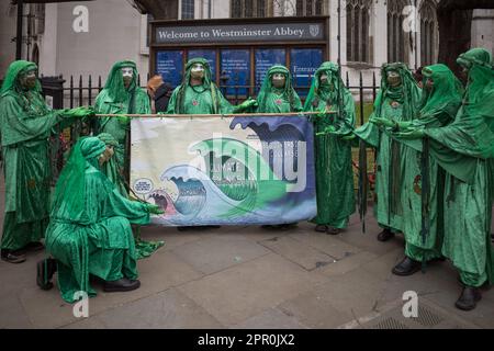 Grüne Rebellen marschieren langsam in Richtung parlament, der große, Rebellion-Wochenende der Ausrottung, 2023. April. Straßenkünstler. Stockfoto