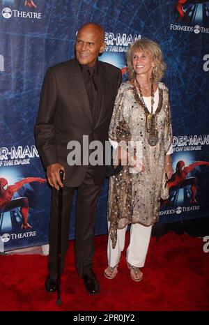 Harry Belafonte und seine Frau Pamela Frank nehmen am 14. Juni 2011 an der Eröffnungsnacht von „SPIDER-MAN Turn Off the Dark“ im Foxwoods Theatre in New York City Teil. Foto: Henry McGee/MediaPunch Stockfoto