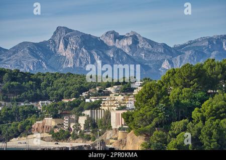 Blick auf den Hafen von Campomanes in Altea und die Berge, die ihn umgeben. Mascarat, Costa Blanca. Stockfoto