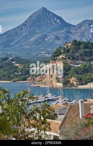 ALTEA, COMUNIDAD VALENCIANA, SPANIEN, NOVEMBER 27, 2022 Uhr: Blick auf den Hafen von Campomanes in Altea und auf Luxushäuser in der Umgebung. Mascarat, Co Stockfoto