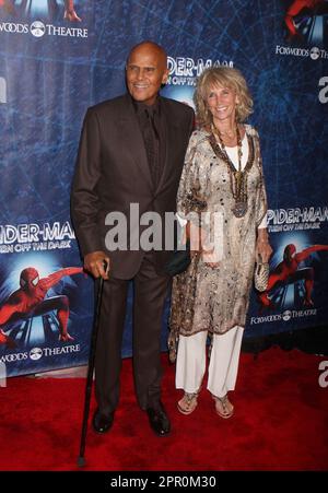 Harry Belafonte und seine Frau Pamela Frank nehmen am 14. Juni 2011 an der Eröffnungsnacht von „SPIDER-MAN Turn Off the Dark“ im Foxwoods Theatre in New York City Teil. Foto: Henry McGee/MediaPunch Stockfoto