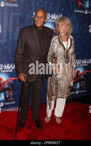 Harry Belafonte und seine Frau Pamela Frank nehmen am 14. Juni 2011 an der Eröffnungsnacht von „SPIDER-MAN Turn Off the Dark“ im Foxwoods Theatre in New York City Teil. Foto: Henry McGee/MediaPunch Stockfoto