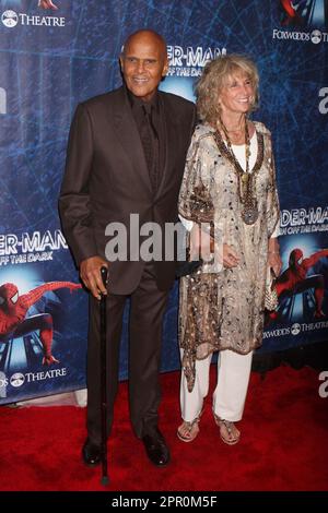 Harry Belafonte und seine Frau Pamela Frank nehmen am 14. Juni 2011 an der Eröffnungsnacht von „SPIDER-MAN Turn Off the Dark“ im Foxwoods Theatre in New York City Teil. Foto: Henry McGee/MediaPunch Stockfoto