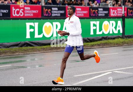 Mo Farah begrüßt die Menge vor dem TCS London Marathon. Foto: Sonntag, 23. April 2023. Stockfoto