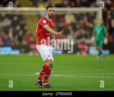 Barnsley, Großbritannien. 25. April 2023. Adam Phillips #30 von Barnsley gibt seine Teamanweisungen beim Sky Bet League 1-Spiel Barnsley gegen Ipswich Town in Oakwell, Barnsley, Großbritannien, 25. April 2023 (Foto von Mark Cosgrove/News Images) in Barnsley, Großbritannien, am 4./25. April 2023. (Foto: Mark Cosgrove/News Images/Sipa USA) Guthaben: SIPA USA/Alamy Live News Stockfoto