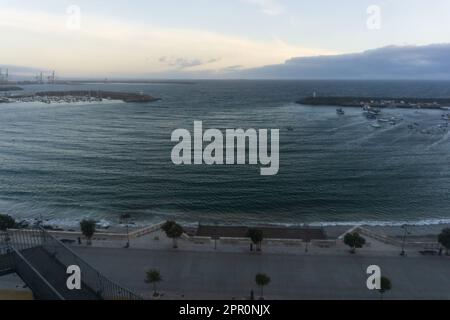 Wellen im Golf von Vasco da Gama in der portugiesischen Stadt Sines am Abend Stockfoto