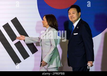 Greenbelt, Usa. 25. April 2023. US-Vizepräsident Kamala Harris (L) und südkoreanischer Präsident Yoon Suk Yeol (R) besichtigen das Goddard Space Center der NASA am 25. April 2023 in Greenbelt, Maryland, USA. Yoon ist am ersten Tag eines dreitägigen Besuchs in DC, wo er das Weiße Haus besuchen und eine gemeinsame Kongresssitzung halten soll. Kredit: Abaca Press/Alamy Live News Stockfoto