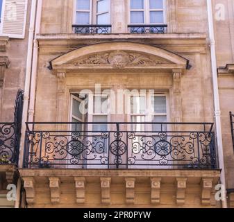 Pariser Fenster und Balkone an einem sonnigen Tag, Frankreich Stockfoto