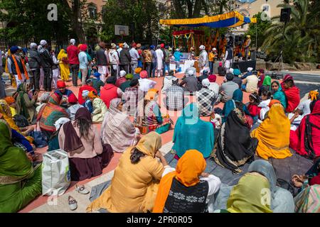 Sikh-Männer stehen Schlange, um der Granth Sahib zu gedenken, und Frauen beten während der Prozession für den Vaisakhi Nagar Kirtan im Bezirk Esquiline. In den Gärten der Piazza Vittorio sangen die Sikhs von Rom Shabad-Lieder (göttliche Hymnen), beteten und würdigten die Granth Sahib, das heilige Buch. Mit dem Nagar Kirtan, den Sikhs aus der ganzen Welt im Monat Vaisaki (um den April herum) machen, durch die Straßen der Nachbarschaft durchqueren und heilige Hymnen singen, brachten sie die Botschaft Gottes in andere Gemeinden. In Pessina Cremonese steht der zweitgrößte Sikh-Tempel in Europa. Eine der Sikh-Einheiten Stockfoto