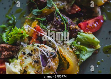 Warmer Lebersalat mit Gemüse. Frischer Gemüsesalat mit Hühnerleber. Gesundes Dinner-Konzept. Italienische Küche. Antioxidationsmehl. Serviertes Essen. Stockfoto