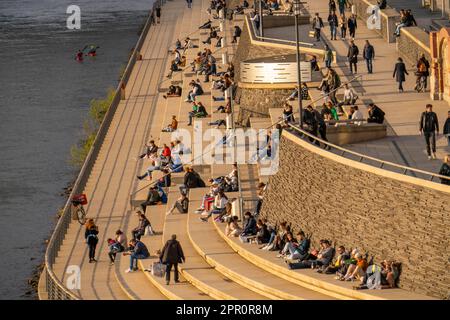 Rheinpromenade, Rheinboulevard, Deutz-Ufer, Menschen, die in der Frühlingssonne am Rhein sitzen, Köln NRW, Deutschland, Stockfoto